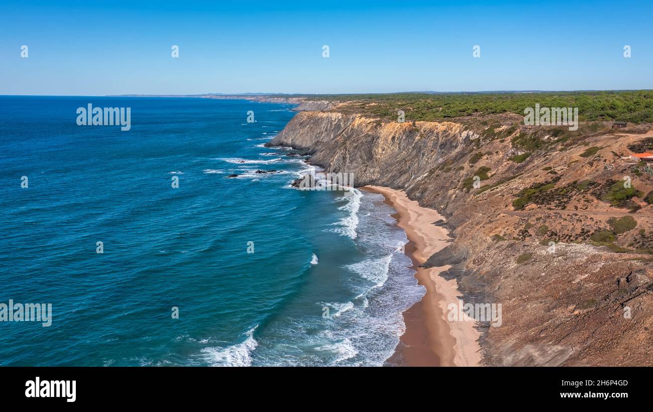 Veduta aerea della costa montana portoghese, Vicentina. Aljezur villaggio, spiaggia vale dos Homens. Sagres Foto Stock