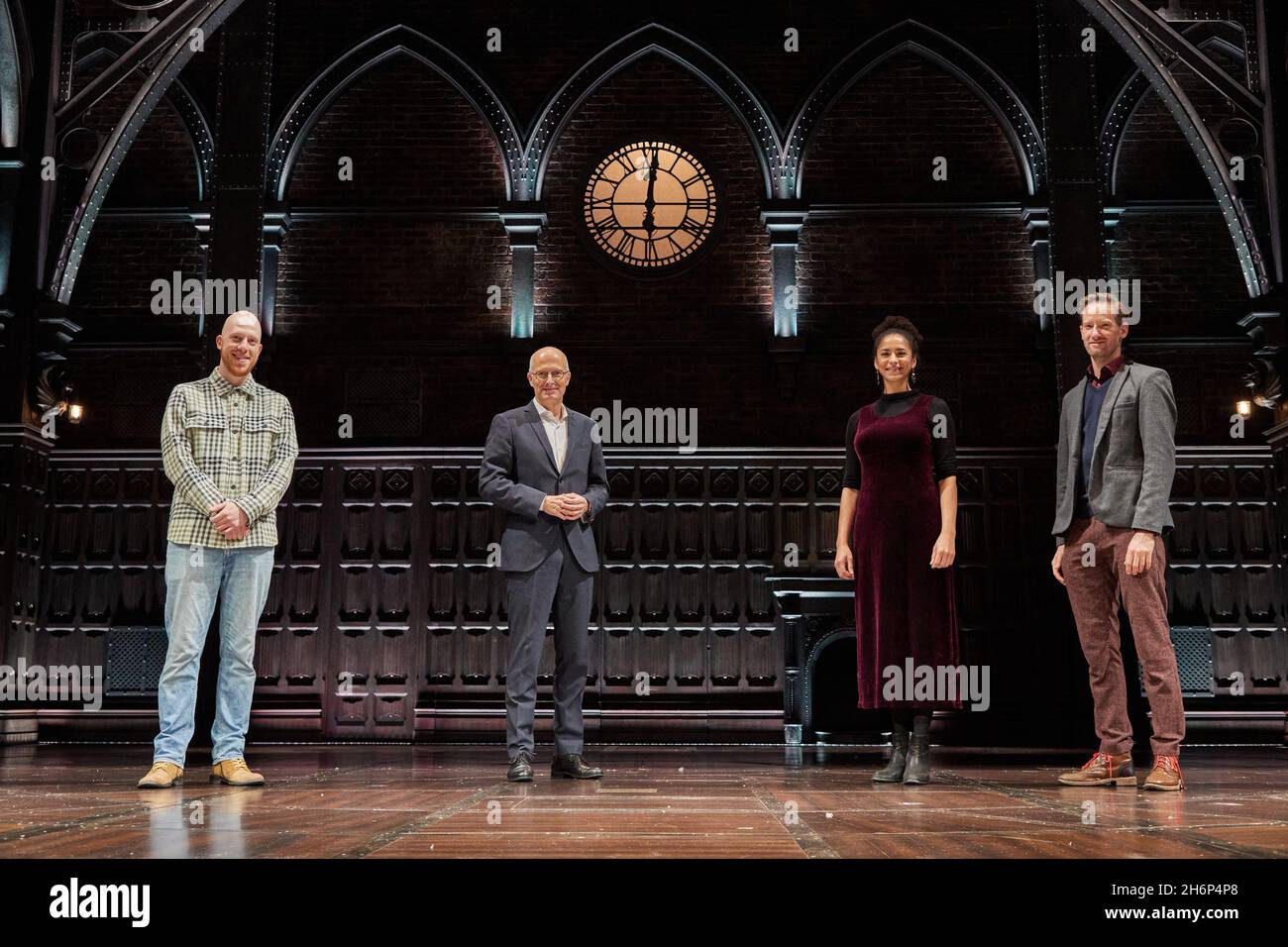 Amburgo, Germania. 17 novembre 2021. Sebastian Witt (l-r), ritrattatore di Ron Weasley, Peter Tschentscher (SPD), primo sindaco di Amburgo, Jillian Anthony, ritrattatore di Hermione Granger, e Markus Schöttl, ritrattatore di Harry Potter, sono sul palco al Mehr!Theatre am Großmarkt. Tschentscher visitò la produzione del gioco "Harry Potter e il Bambino incantato". Credit: Georg Wendt/dpa/Alamy Live News Foto Stock