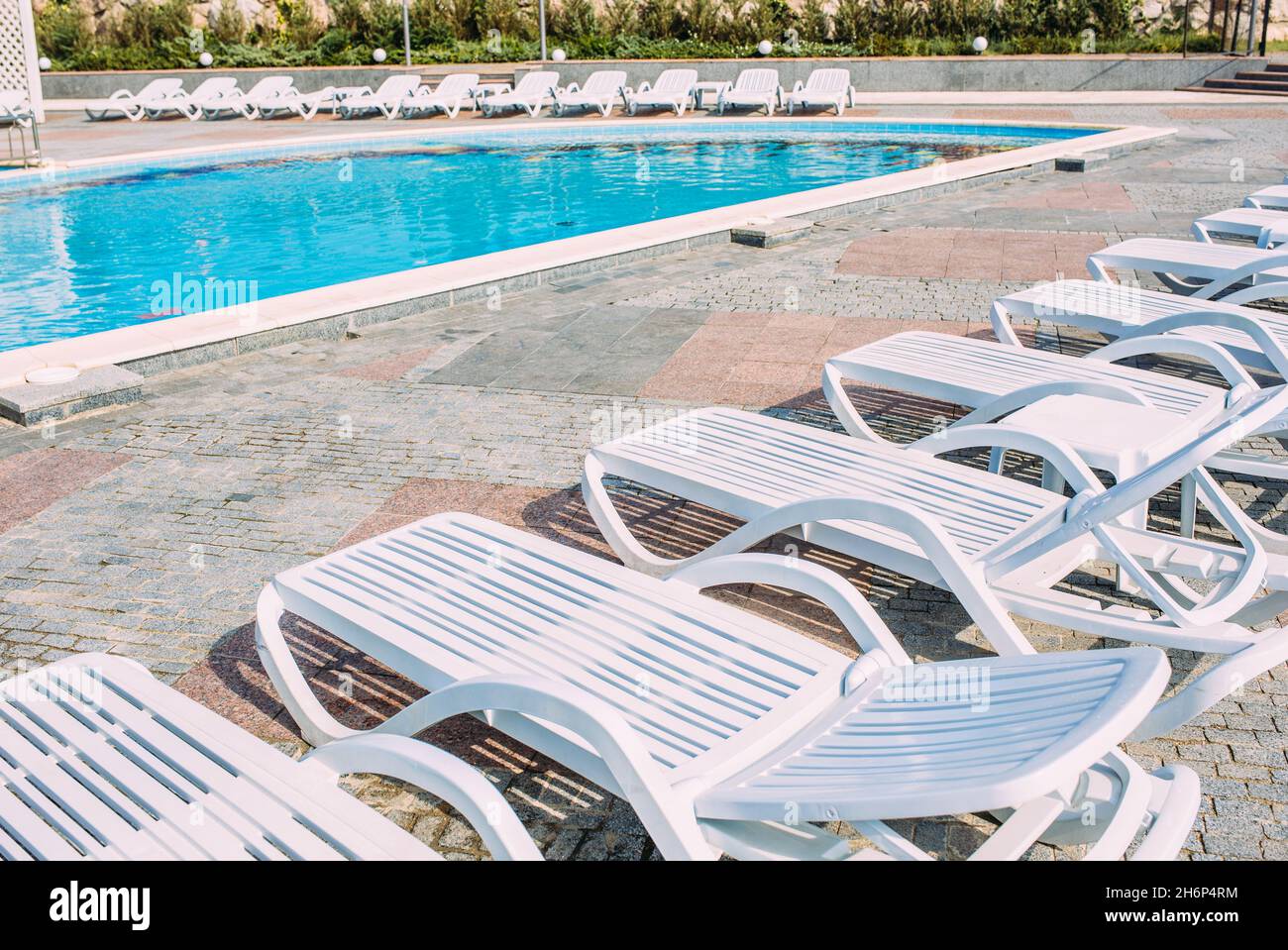 Piscina all'aperto senza persone in estate in una giornata di sole Foto Stock