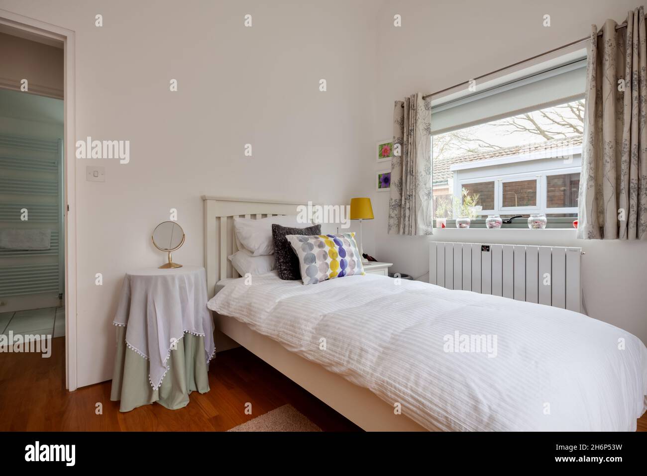 Clare, Inghilterra - 9 marzo 2020: Camera da letto residenziale con letto singolo e bagno in background Foto Stock