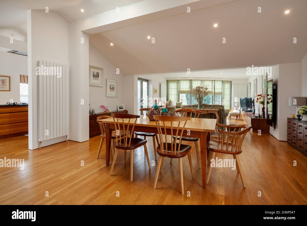 Clare, Inghilterra - 9 marzo 2020: Abitativo arredato open space residenziale e soggiorno con angolo cottura sullo sfondo Foto Stock