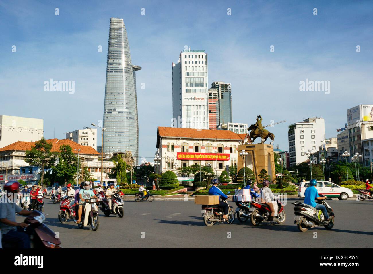 VIETNAM. IL LUOGO QUACH THI TRANG. SULLO SFONDO, LA TORRE FINANZIARIA 'BITEXCO' NELLA CITTÀ HO CHI MINH Foto Stock