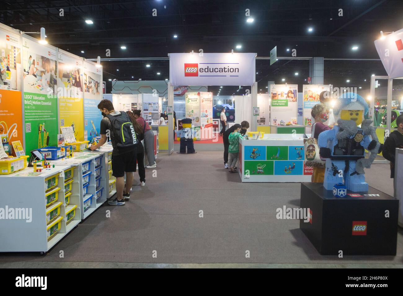 Parkket, Nonthaburi, Tailandia. 16 novembre 2021. Atmosfera di persone che visitano robot tecnologici assemblati Lego allo stand Lego (Credit Image: © Atiwat Siltamethanont/Pacific Press via ZUMA Press Wire) Foto Stock