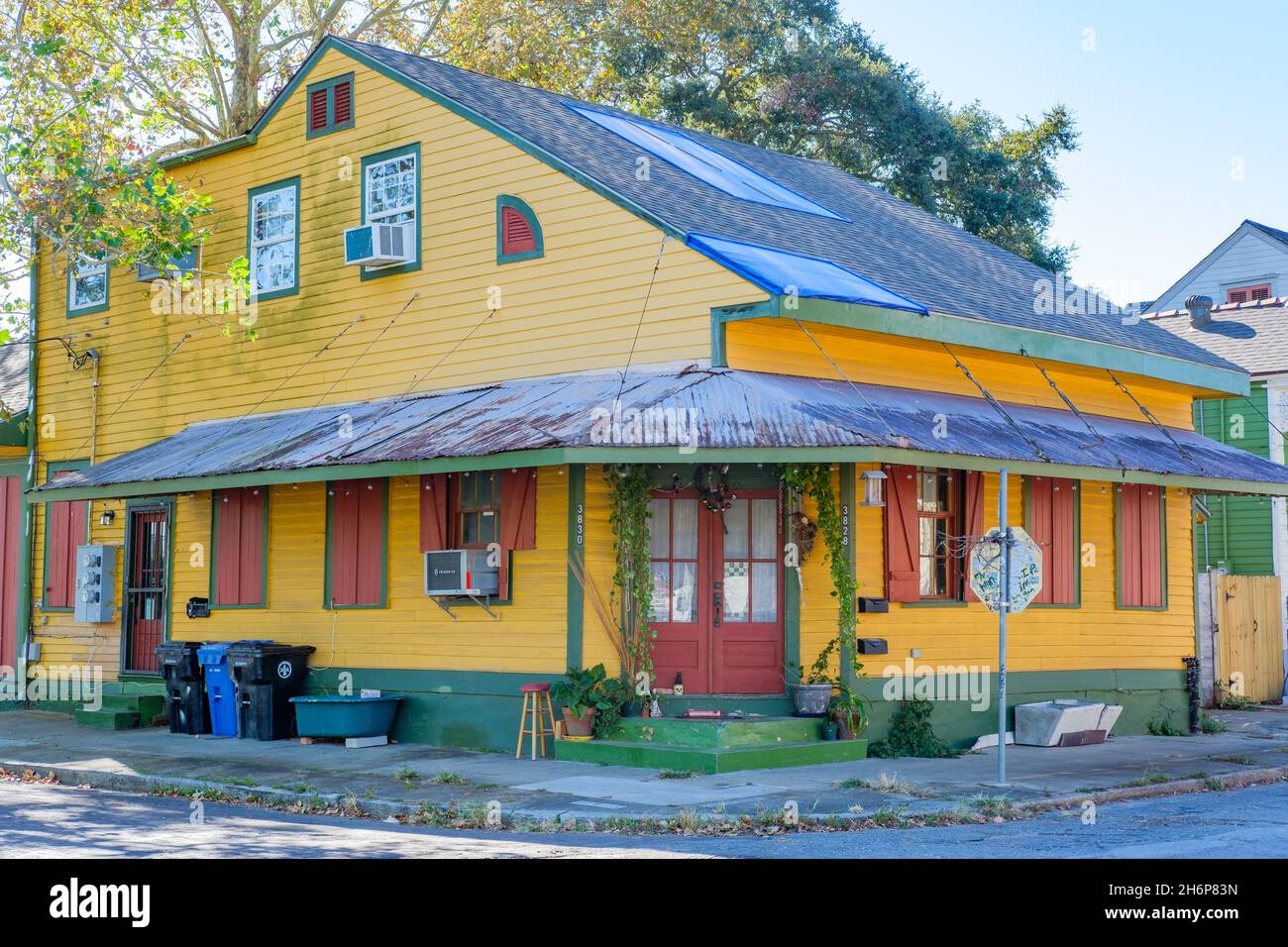 NEW ORLEANS, LA, Stati Uniti d'America - 14 NOVEMBRE 2021: Vecchia casa colorata nel quartiere di Bywater Foto Stock