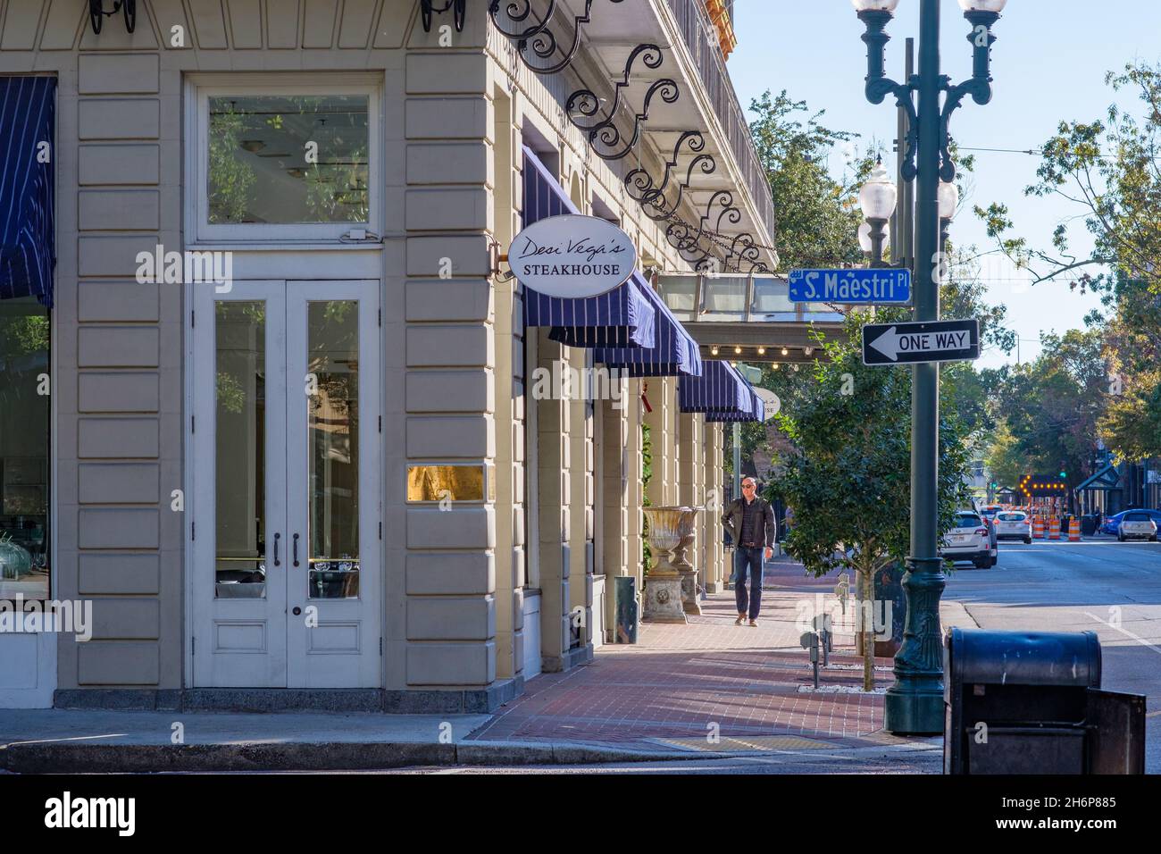 NEW ORLEANS, LA, USA - 14 NOVEMBRE 2021: Desi Vegaa's Steakhouse nel Lafayette Hotel su St. Charles Avenue Foto Stock