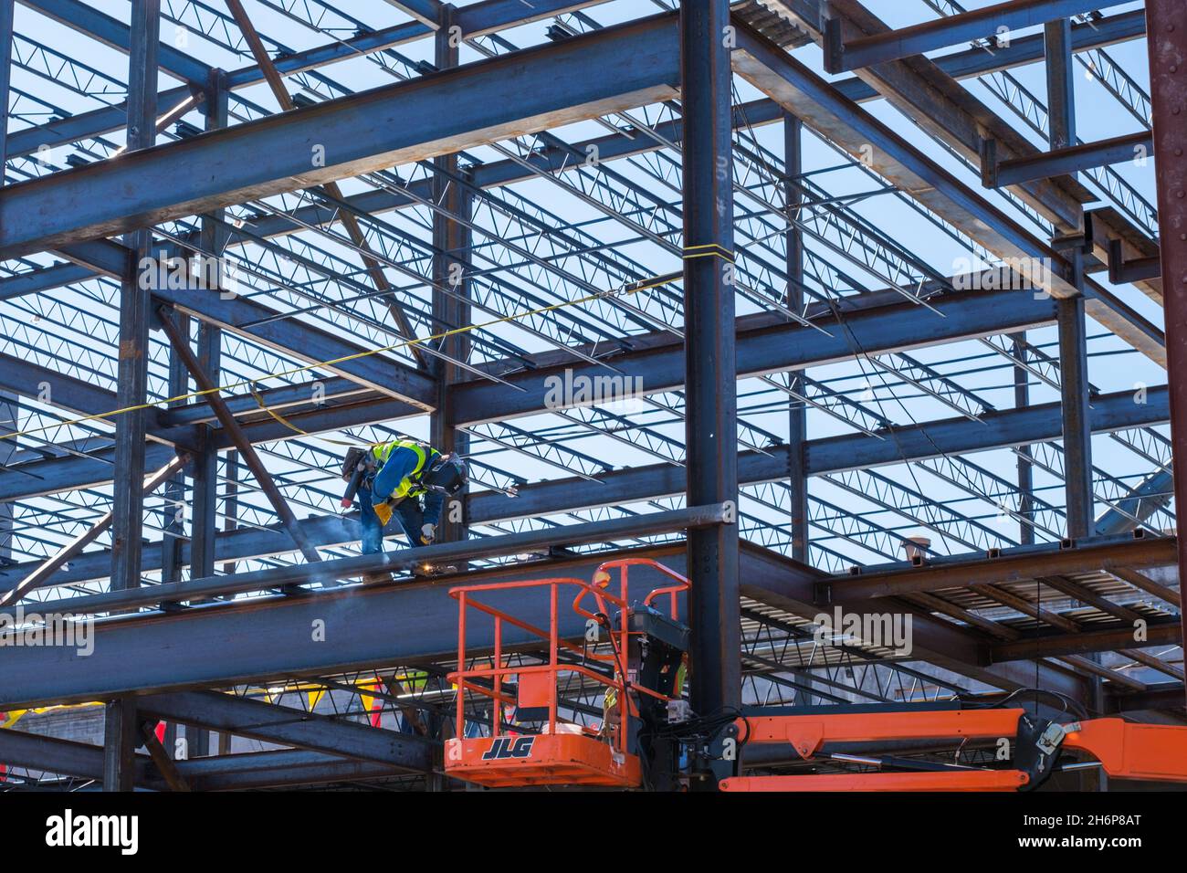 NEW ORLEANS, LA, Stati Uniti d'America - 16 NOVEMBRE 2021: Lavoro di saldatura di travi d'acciaio di costruzione e generazione di scintille e fumo Foto Stock