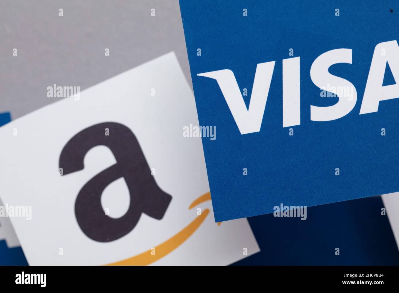 LONDRA, Regno Unito - Novembre 2021: Logo Amazon e Visa. Amazon prevede di smettere di accettare pagamenti con visto emessi dal Regno Unito Foto Stock