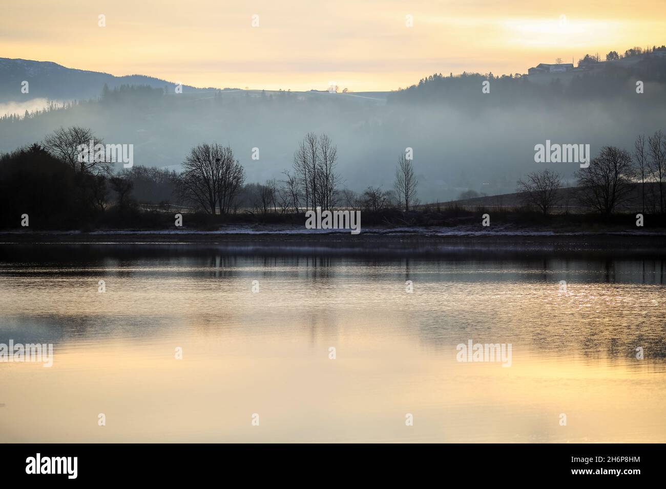 Tramonto freddo sul fiume norvegese Gaula vicino alla città di Trondheim. Foto Stock