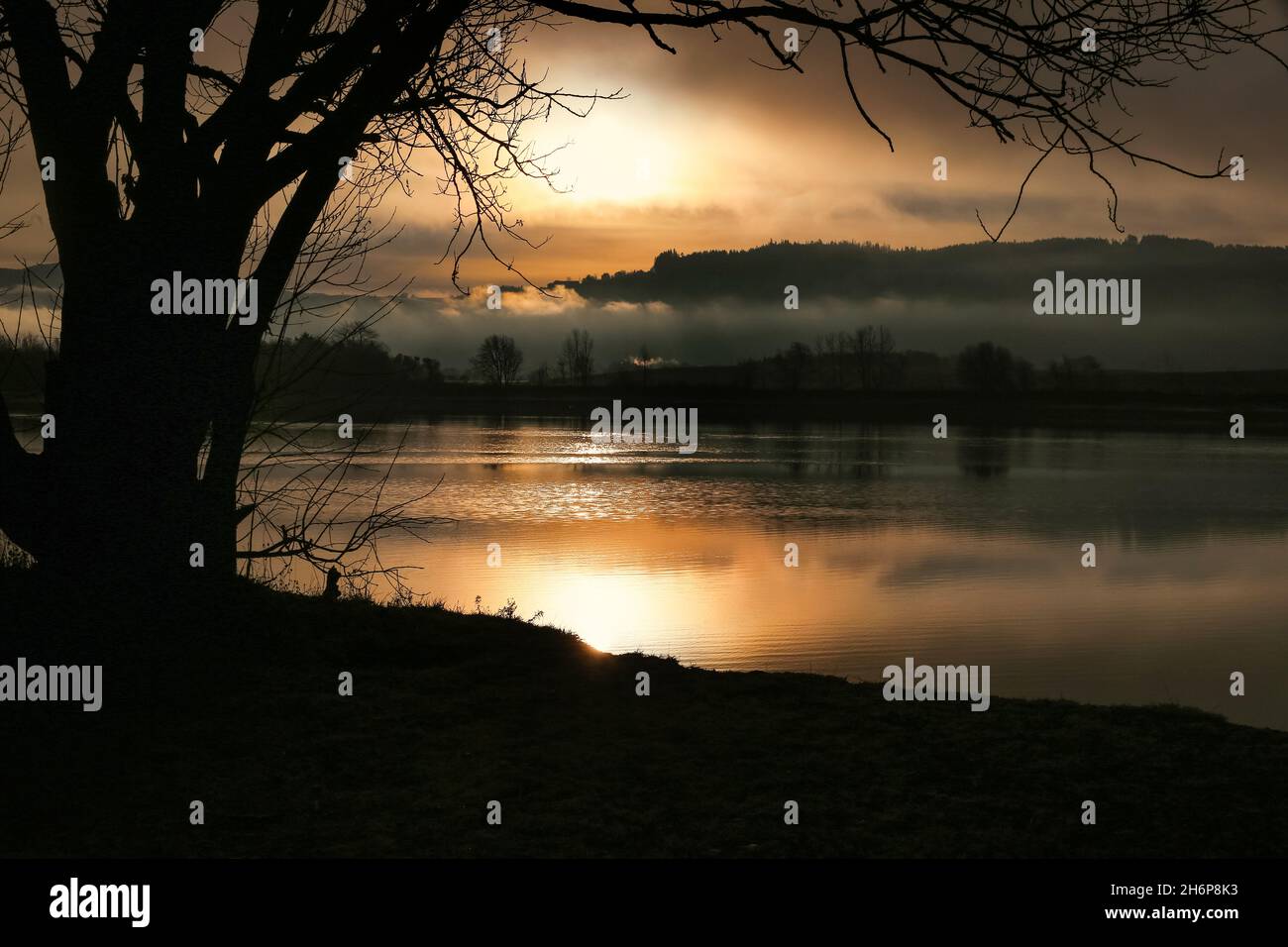 Tramonto freddo sul fiume norvegese Gaula vicino alla città di Trondheim. Foto Stock