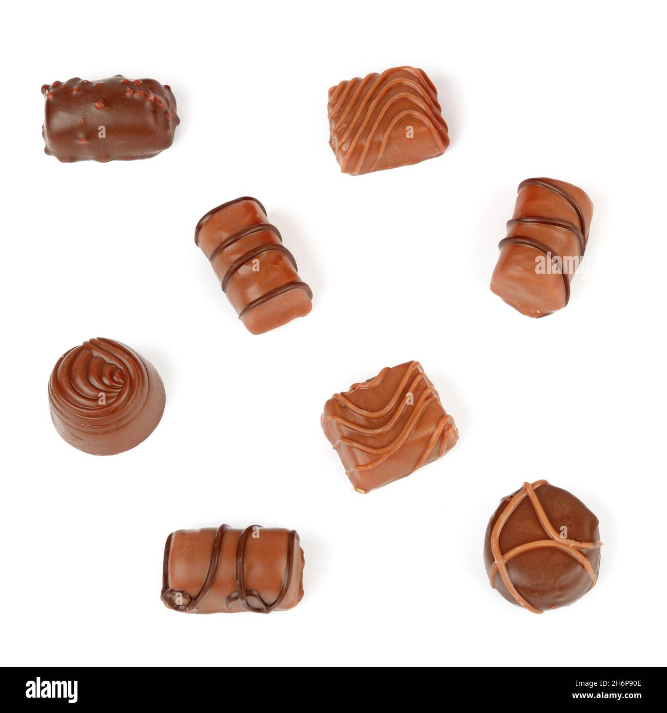 Assortimento di caramelle al cioccolato isolate su sfondo bianco. Disposizione piatta, vista dall'alto. Foto Stock