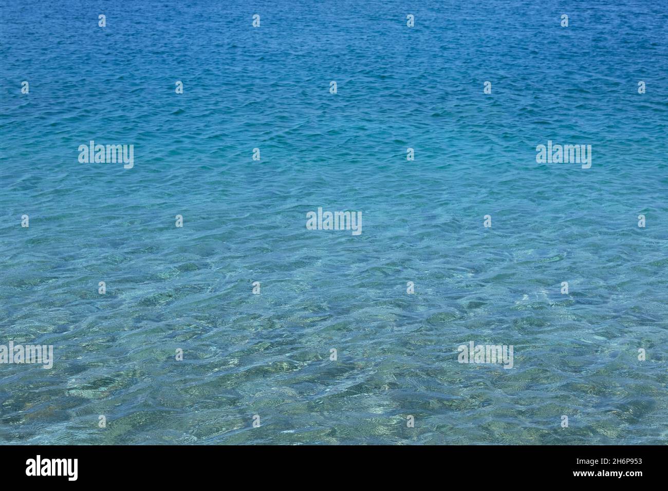 Texture blu trasparente dell'acqua di mare. Sfondo tranquillo e pulito dell'acqua dell'oceano. Concetto di vacanza estiva. Foto Stock