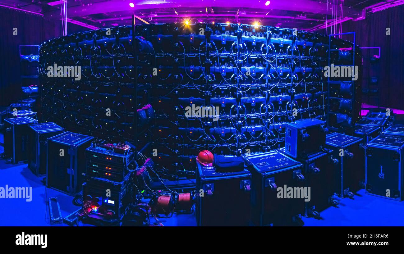 Johannesburg, Sud Africa - 23 gennaio 2021: Schermi a LED visti dal retro. Ampio schermo LED Foto Stock
