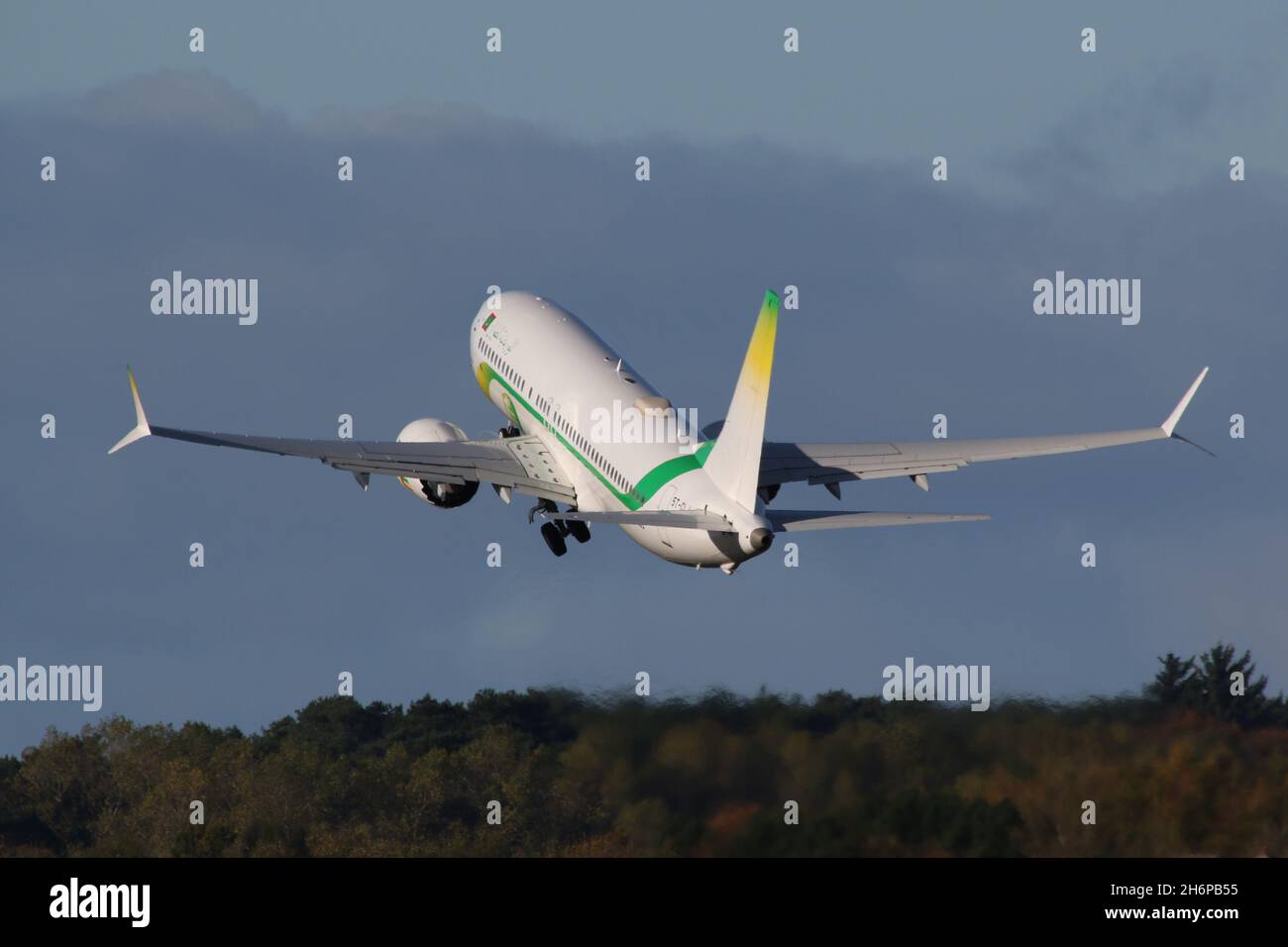 5T-CLJ, un Boeing 737 MAX 8 gestito da Mauritania Airlines, in partenza dall'aeroporto internazionale di Prestwick in Ayrshire, Scozia, l'aeromobile era in Scozia per portare i delegati mauritani alla conferenza COP26 sul cambiamento climatico tenutasi nella vicina città di Glasgow. Foto Stock