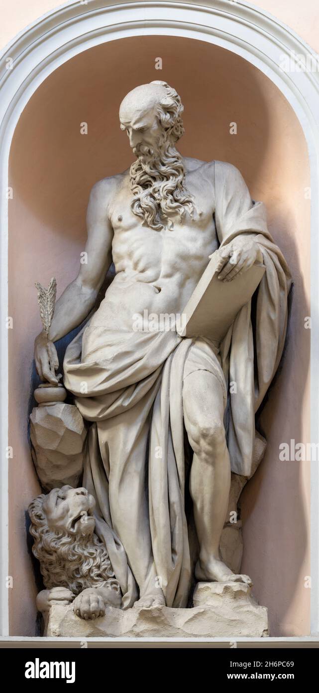 ROMA, ITALIA - 31 AGOSTO 2021: La statua di San Girolamo nella chiesa di San Bernardo alle Terme di Camillo Mariani (1600). Foto Stock