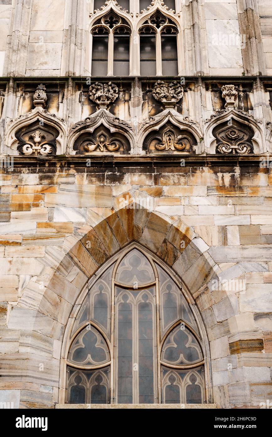 Finestre ad arco con decorazioni in marmo sulla facciata del Duomo. Italia, Milano Foto Stock