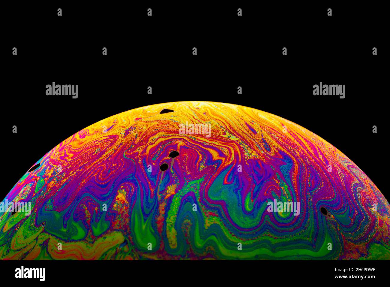 Spazio di realtà virtuale con un pianeta psichedelico astratto multicolore. Closeup bolla di sapone come un pianeta alieno su sfondo nero. Foto Stock