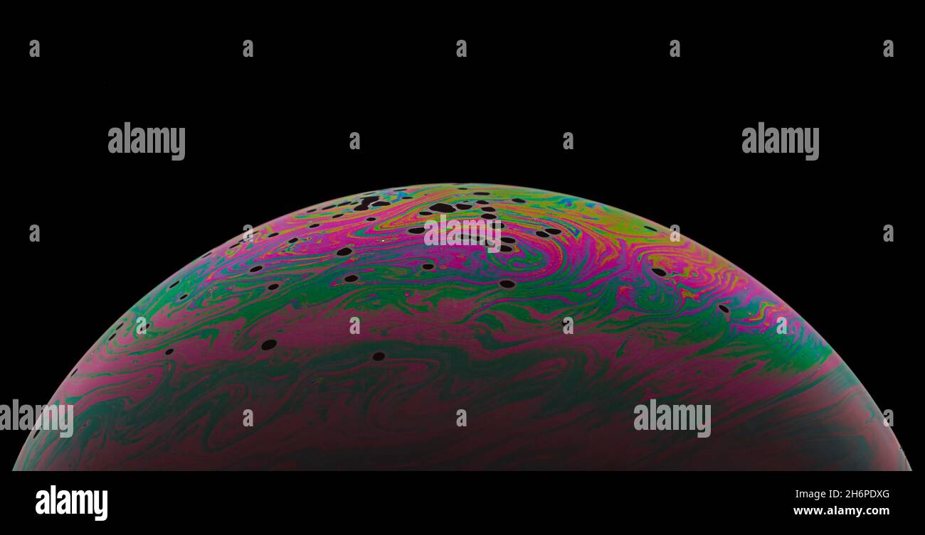 Spazio di realtà virtuale con un pianeta psichedelico astratto multicolore. Closeup bolla di sapone come un pianeta alieno su sfondo nero. Foto Stock