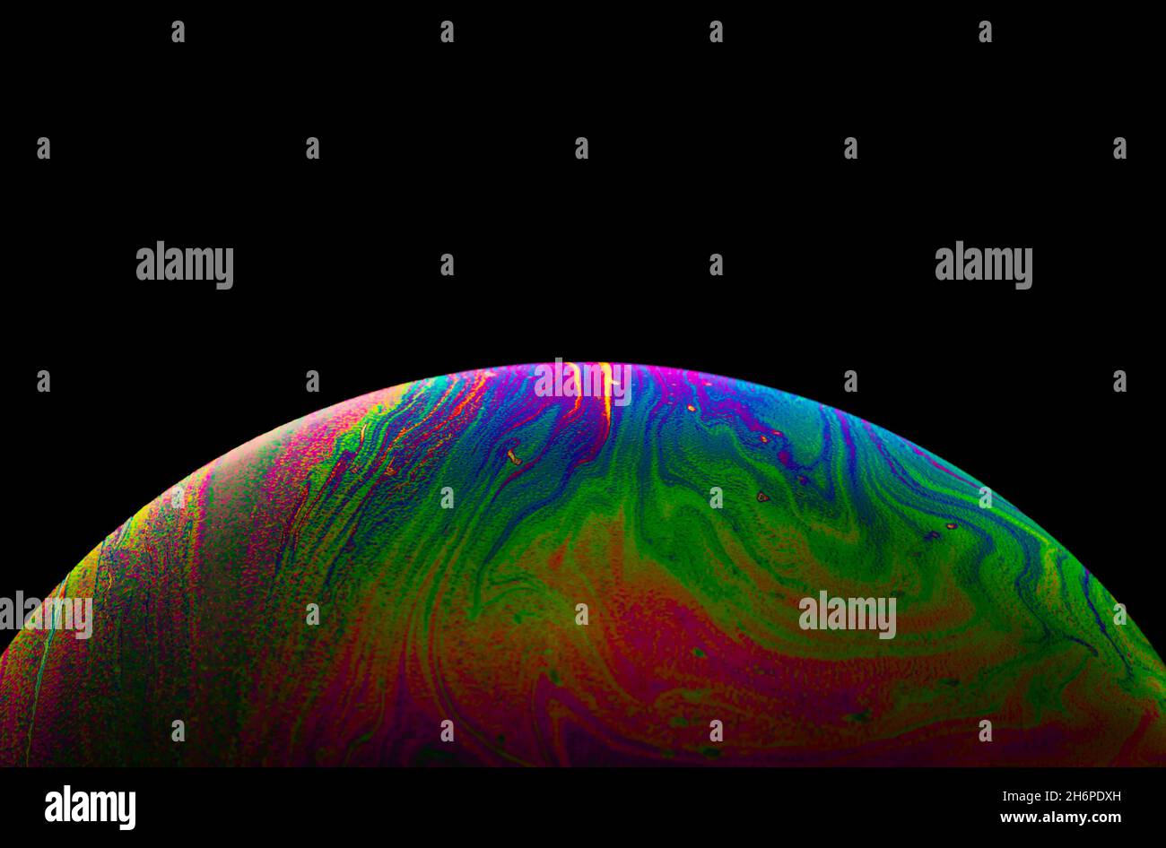 Spazio di realtà virtuale con un pianeta psichedelico astratto multicolore. Closeup bolla di sapone come un pianeta alieno su sfondo nero. Foto Stock