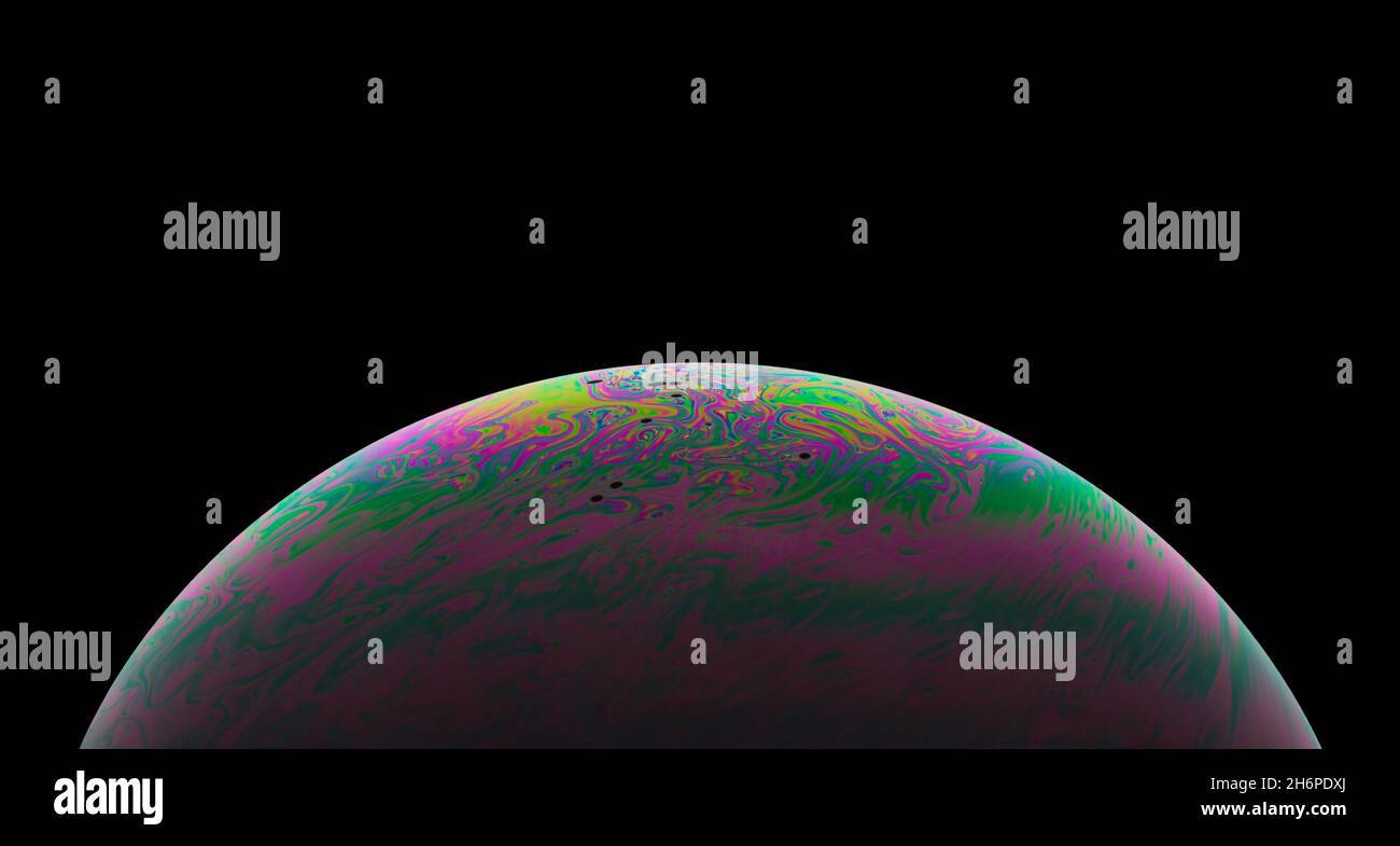 Spazio di realtà virtuale con un pianeta psichedelico astratto multicolore. Closeup bolla di sapone come un pianeta alieno su sfondo nero. Foto Stock