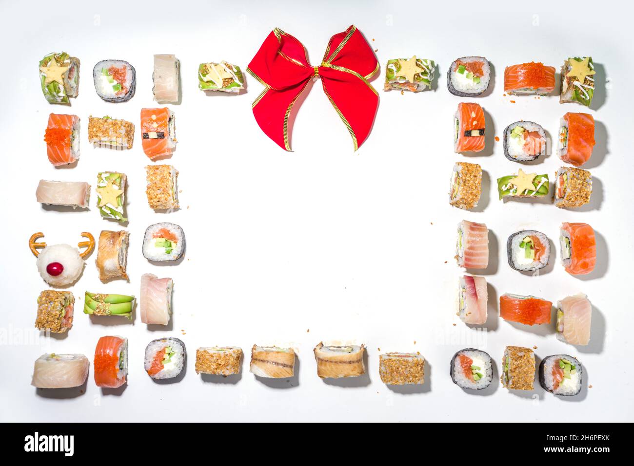 Sushi di Natale con rotoli decorati divertenti come simboli di Natale - santa, cervo, pupazzo di neve, abete, menu del sushi bar di Natale, consegna festiva mock-up Foto Stock