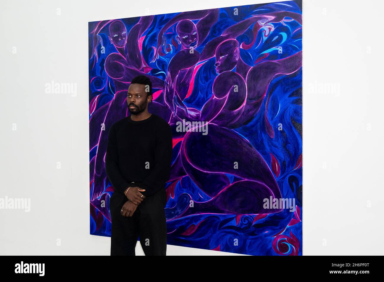 Londra, Regno Unito. 17 novembre 2021.l'artista Tunji Adeniyi-Jones pone con il suo lavoro 'Pride, Honor & Faith', 2021, all'anteprima di 'quello che ci lega', la sua nuova mostra al White Cube Bermondsey con dipinti ad olio ispirati alla storia antica dell'Africa occidentale e al patrimonio dell'artista Yoruba. Lo spettacolo si svolge dal 19 novembre al 9 gennaio 2022 Credit: Stephen Chung / Alamy Live News Foto Stock