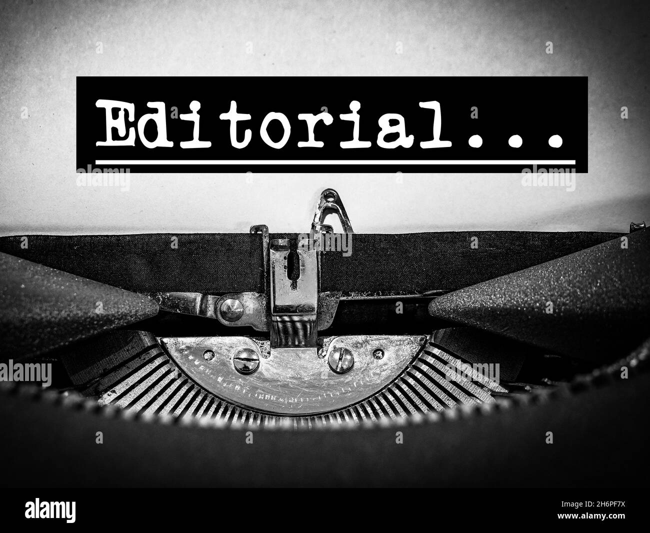 Macchina da scrivere classica d'epoca con la parola Editoriale Foto Stock