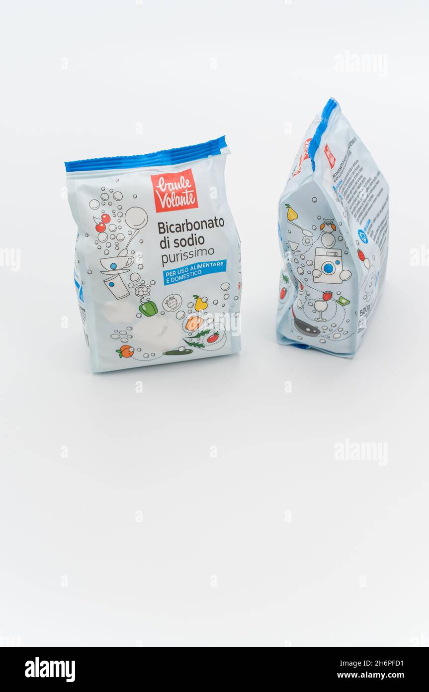 INVERIGO, ITALIA - Nov 16, 2021: Composto chimico bicarbonato di sodio in sacchetto di plastica su un piano di lavoro bianco con spazio per il testo Foto Stock