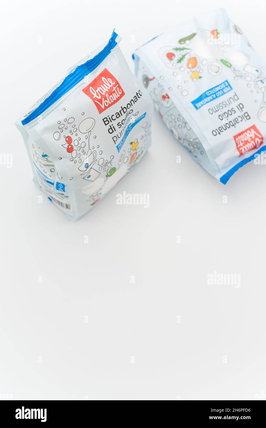 INVERIGO, ITALIA - Nov 16, 2021: Composto chimico bicarbonato di sodio in sacchetto di plastica su un piano di lavoro bianco con spazio per il testo Foto Stock