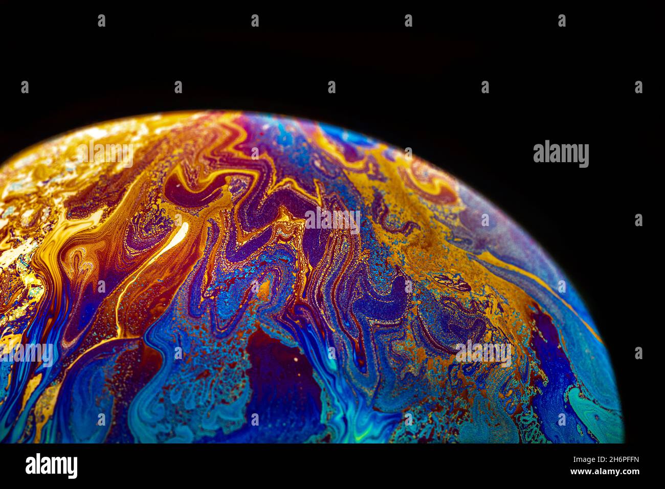 Spazio di realtà virtuale con un pianeta psichedelico astratto multicolore. Closeup bolla di sapone come un pianeta alieno su sfondo nero. Foto Stock