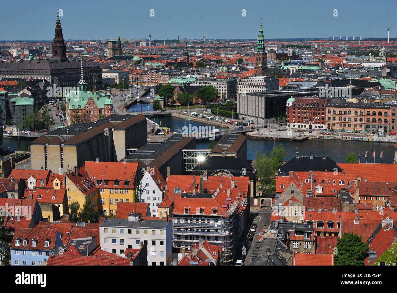 Vecchia architettura contro il cielo senza nuvole a Copenhagen, Danimarca, primavera 2012. Vista aerea del Palazzo di Christiansborg, della Chiesa di Holmen, della Vecchia Borsa Foto Stock