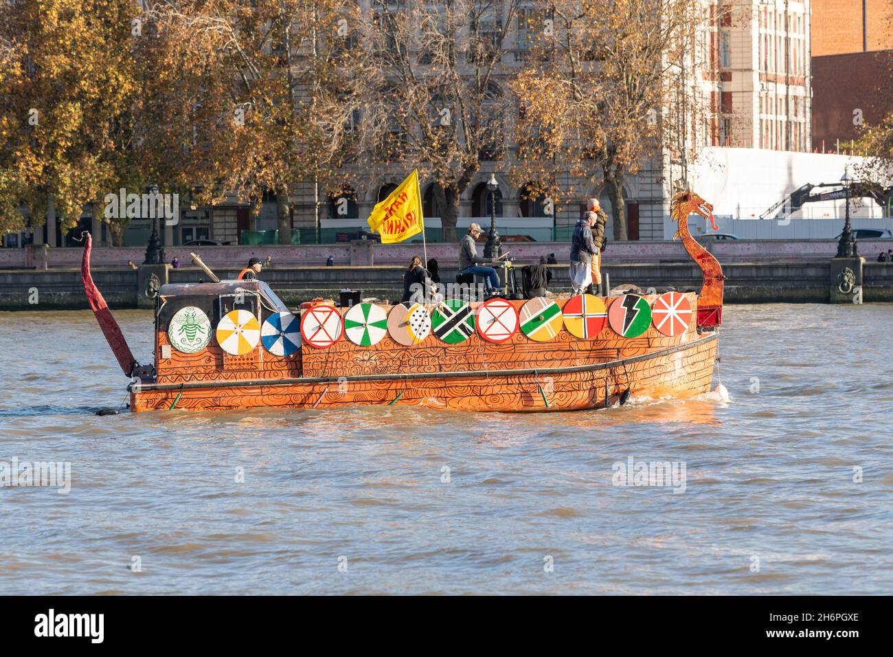 Londra, Regno Unito. 17 novembre 2021. Hare Krishna Boat on the Thames at Westminster London Credit: Ian Davidson/Alamy Live News Foto Stock