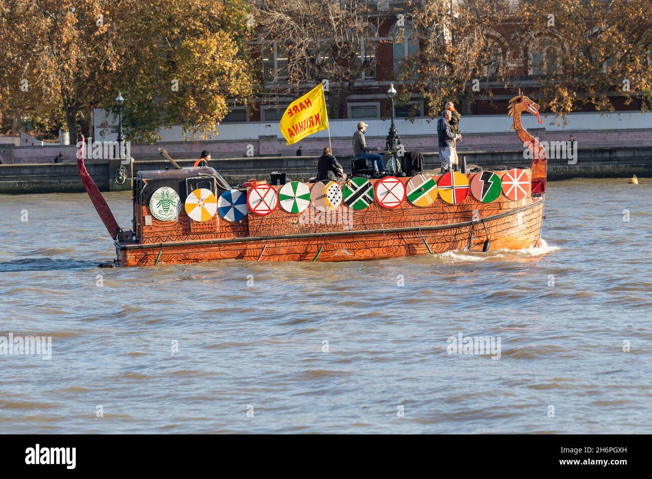 Londra, Regno Unito. 17 novembre 2021. Hare Krishna Boat on the Thames at Westminster London Credit: Ian Davidson/Alamy Live News Foto Stock