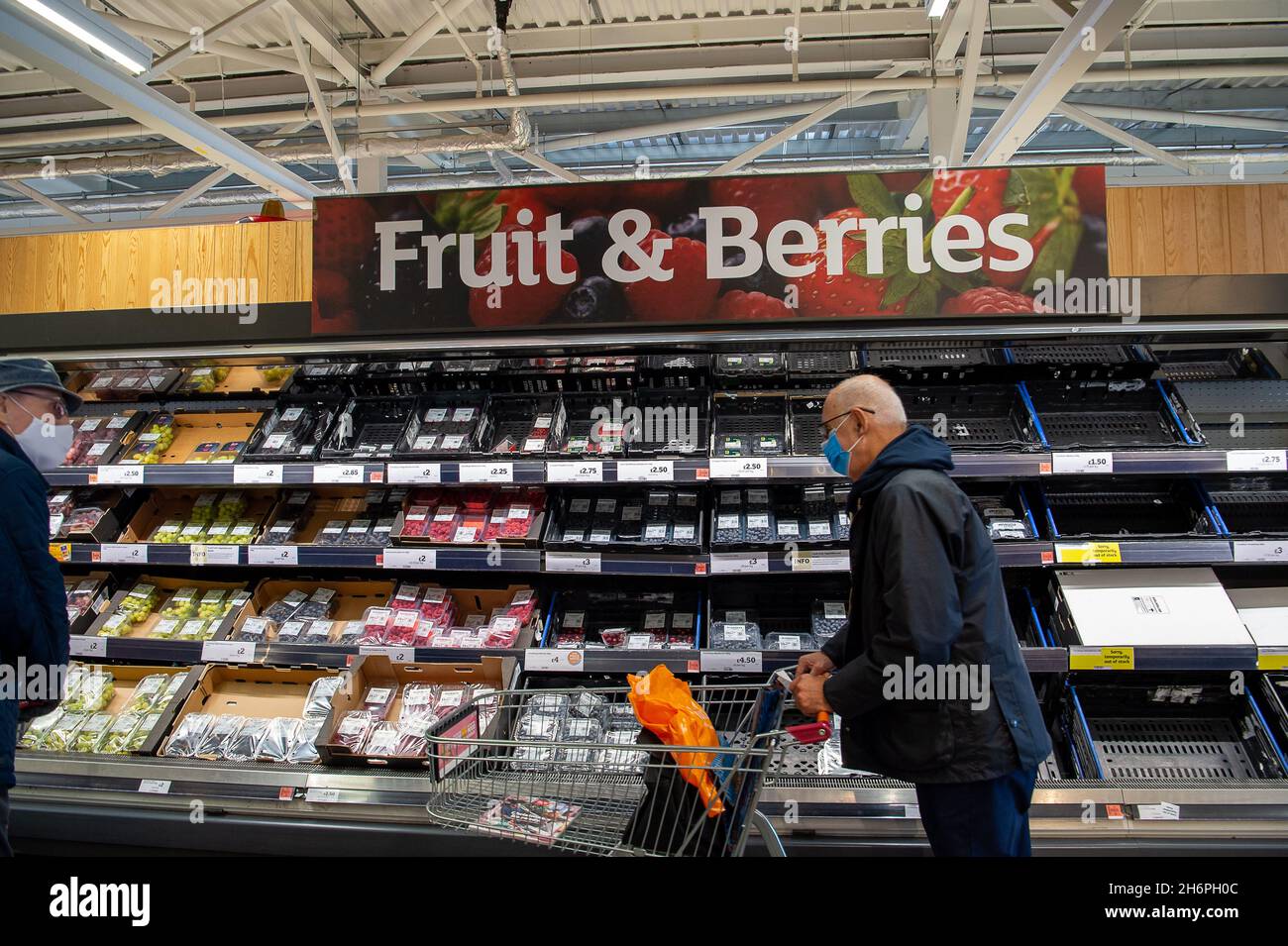 Taplow, Buckinghamshire, Regno Unito. 17 novembre 2021. Qualche lacuna nella sezione frutta e bacche. Il supermercato Sainsbury's era ben rifornito di cibo e bevande natalizie. Le precedenti questioni relative alla catena di fornitura nel mercato dei prodotti alimentari e delle bevande in Inghilterra dopo la Brexit sembrano essere in via di allentamento senza un evidente acquisto di panico. Credit: Maureen McLean/Alamy Foto Stock