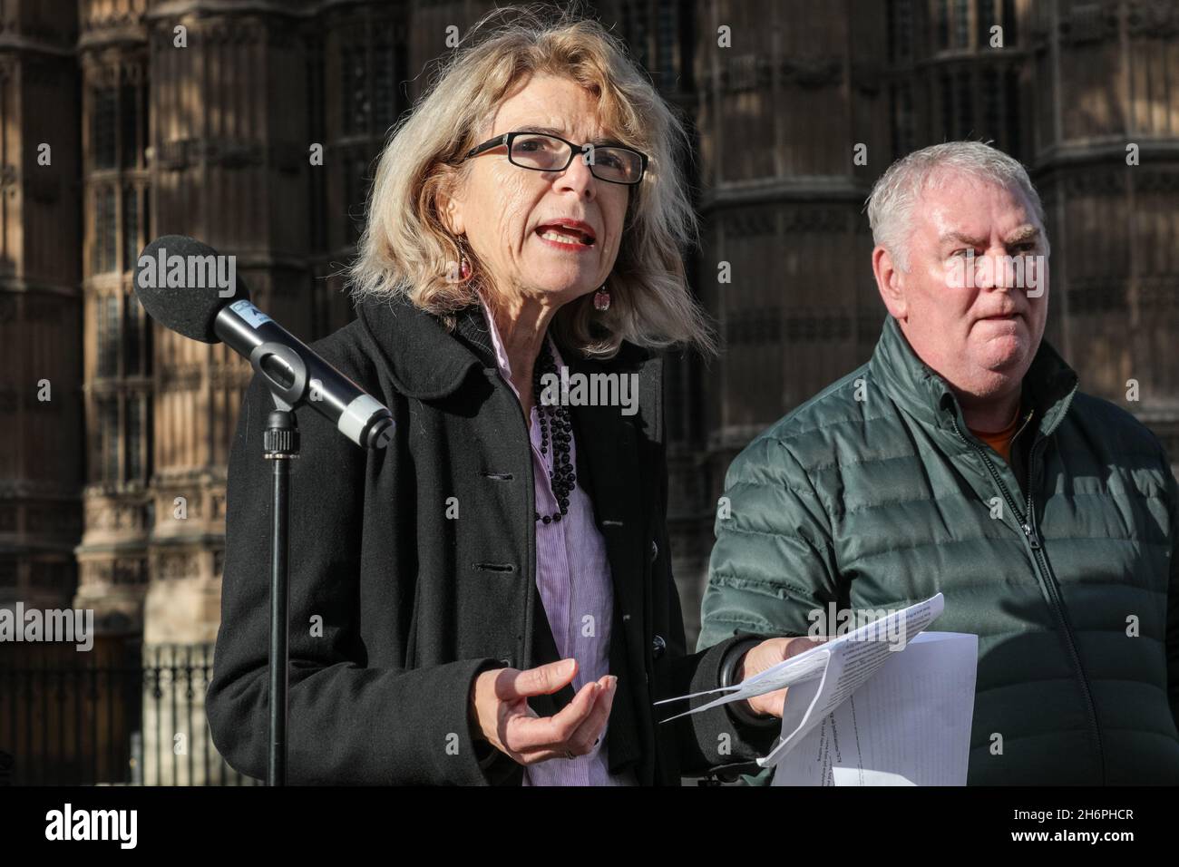 Londra, Regno Unito. 17 novembre 2021. Vicky Pryce, Economist ed ex capo congiunto del Servizio economico governativo del Regno Unito, parla all'evento. L'Unity Alliance, un gruppo di campagna per evidenziare la situazione delle persone che sono state escluse dal sostegno del governo durante la pandemia, oggi ha una protesta e un oratore trasmesso a un pubblico online al di fuori del Parlamento a Westminster, poi si è spostato al Tesoro. Credit: Imagplotter/Alamy Live News Foto Stock