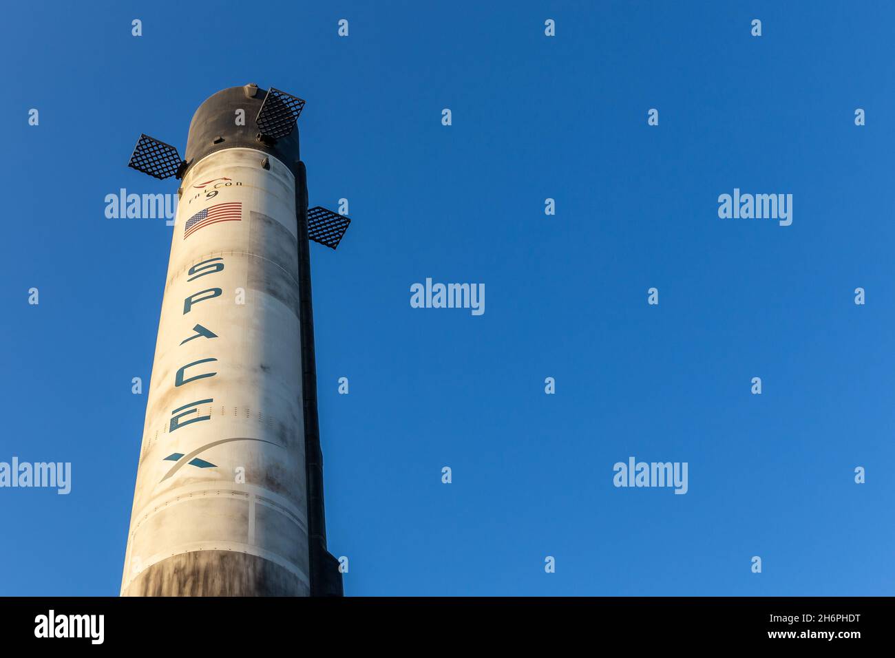 Dubai, Emirati Arabi Uniti, 27.10.2021. Falcon 9 Space X, veicolo di lancio a sollevamento medio riutilizzabile da due stadi ad orbita esposto all'Expo 2020 di Dubai, spazio per copie. Foto Stock