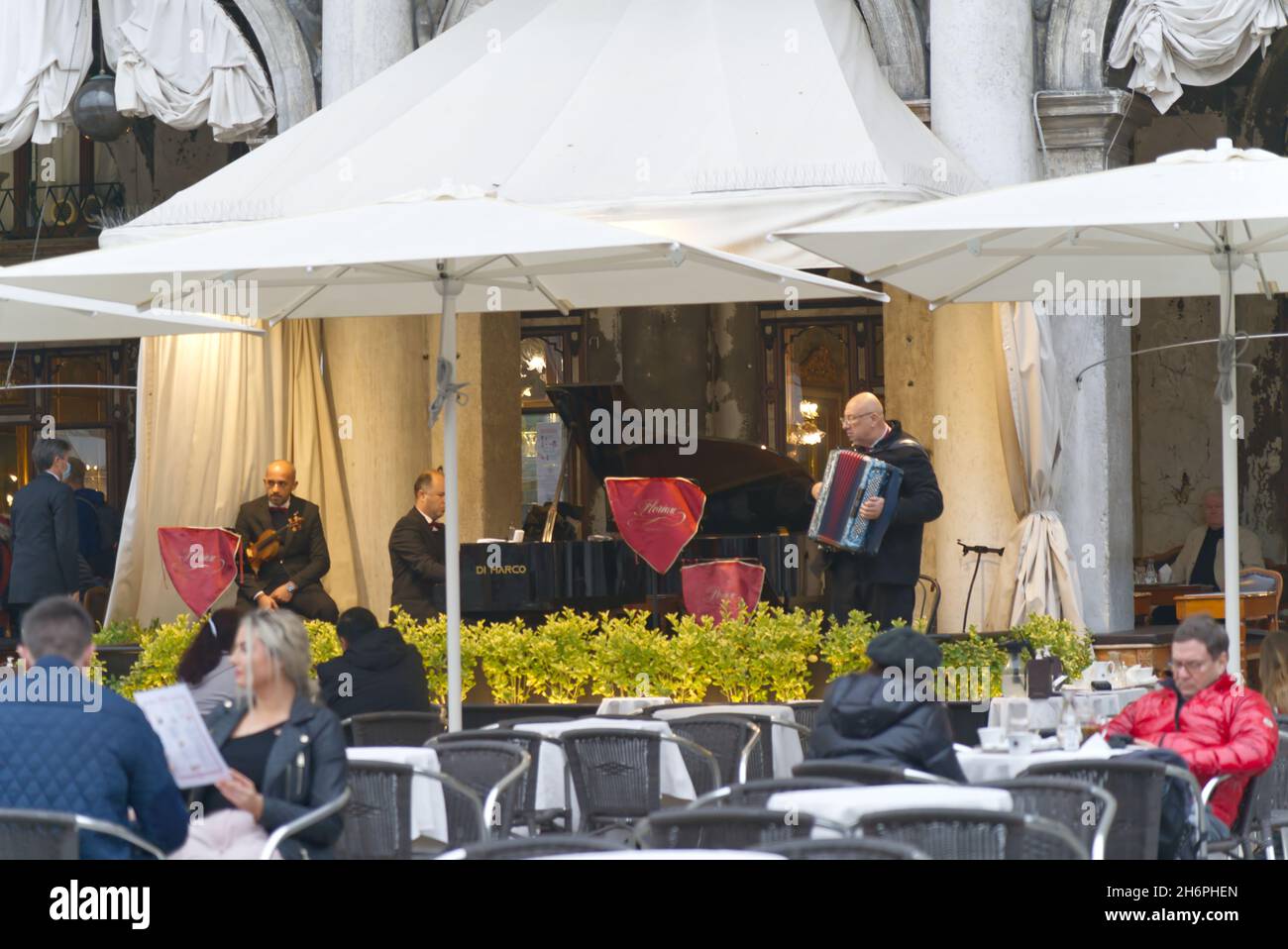 VENEZIA, ITALIA - 21 ottobre 2021: Un gruppo di persone che suonano musica in un ristorante di Venezia Foto Stock