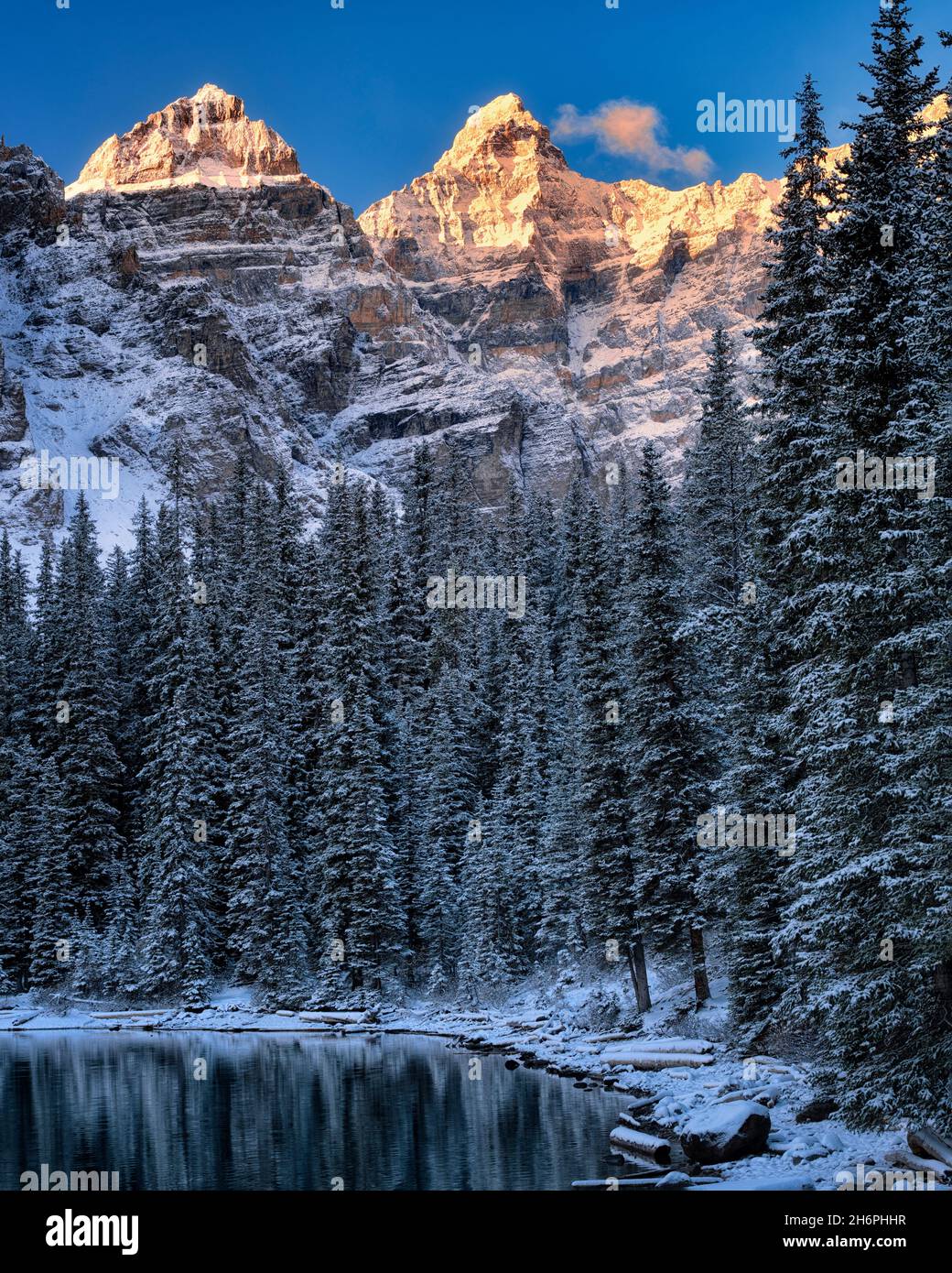 Prima neve della stagione sul Lago Moraine. Il Parco Nazionale di Banff, Alberta, Canada Foto Stock