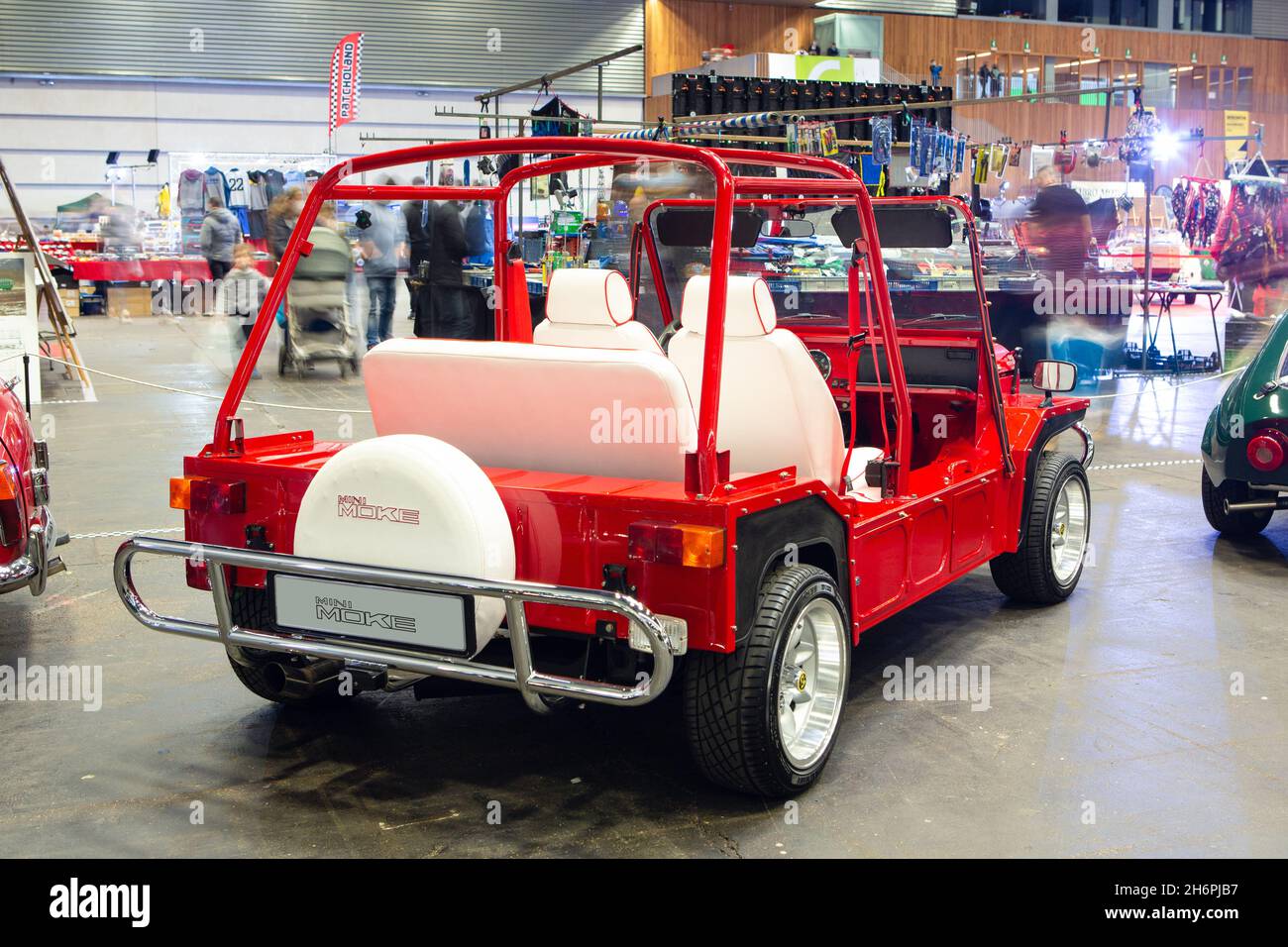 Bilbao, Spagna - 15 novembre 2021: Mostra di auto classiche. Mini moke è un veicolo basato su Mini progettato per la British Motor Corporation (BMC) da A. Foto Stock