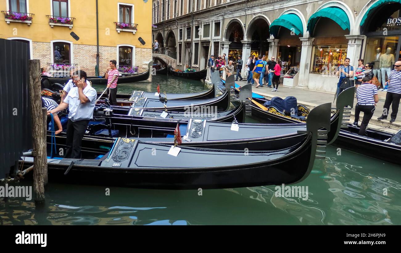 VENEZIA, ITALIA - 31 MAGGIO 2016: Gondolieri e gondole sul canale in attesa di un turista.gondolas è una tradizionale barca a remi veneziana, ben adatta t Foto Stock