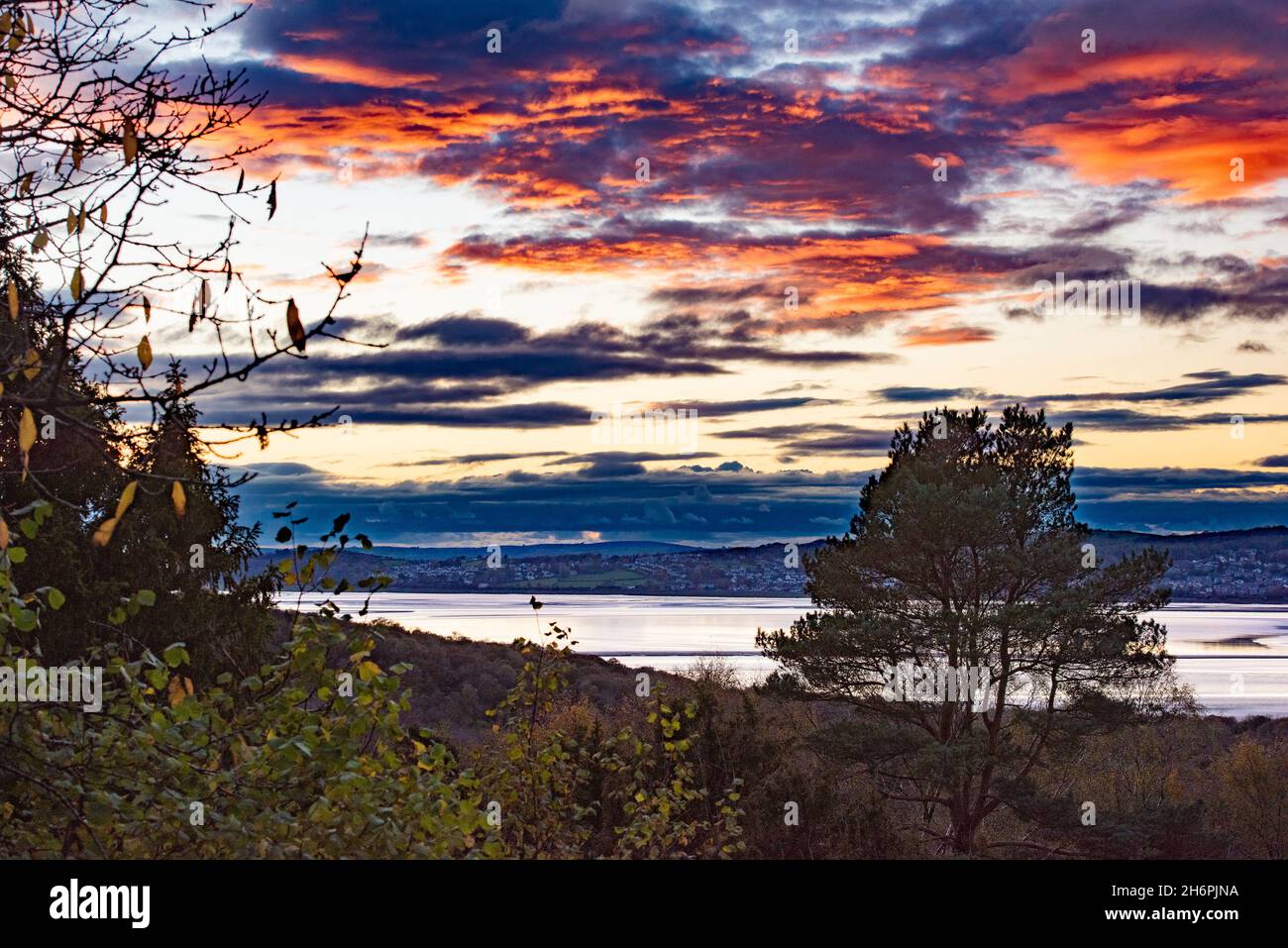 Tramonto su Grange-over-Sands, Morecambe Bay da Arnside Knott, Arnside, Milnthorpe, Cumbria, Regno Unito. Foto Stock