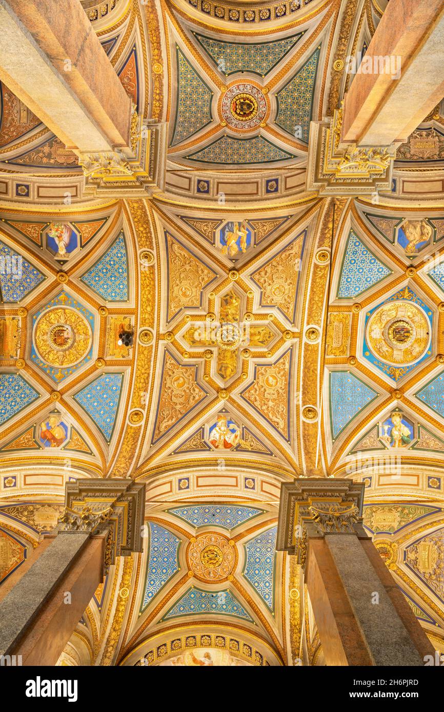 ROMA, ITALIA - 1 SETTEMBRE 2021: Affresco sul soffitto nella chiesa di Santa Maria dell'anima dal 16. Sec. di Ludovico Seitz. Foto Stock