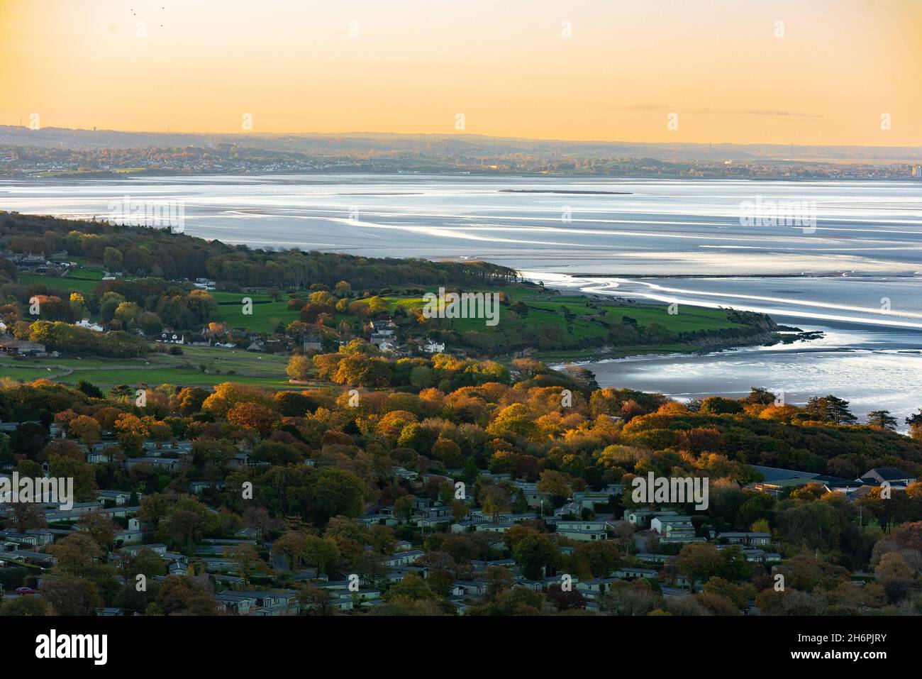 Alba sulla baia di Morecambe da Arnside Knott, Arnside, Milnthorpe, Cumbria, Regno Unito. Foto Stock