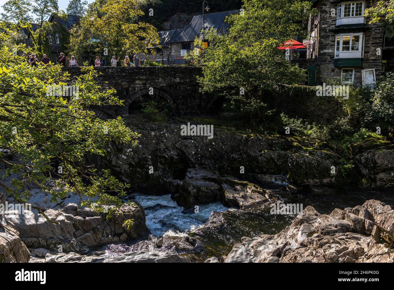 Ponte sul fiume Afon Llugwy con turisti, Betws y Coed, Galles, Regno Unito, Foto Stock