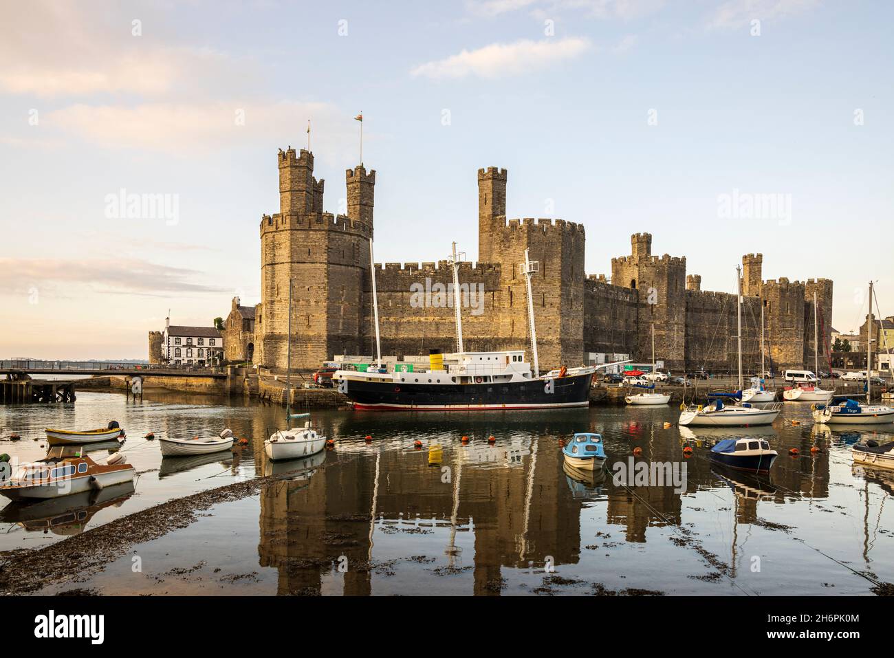 Castello di Caernarfon al tramonto, Caernarfon, Gwynedd, Galles, Regno Unito, Foto Stock