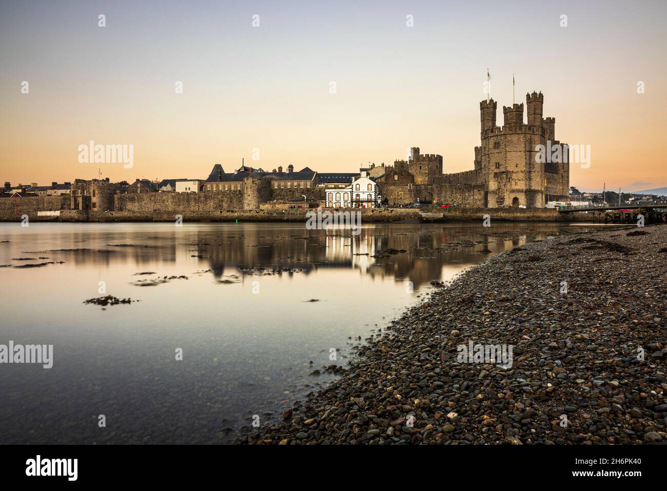 Castello di Caernarfon al tramonto, Caernarfon, Gwynedd, Galles, Regno Unito, Foto Stock