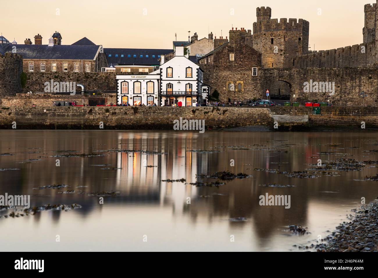 Castello di Caernarfon al tramonto, Caernarfon, Gwynedd, Galles, Regno Unito, Foto Stock