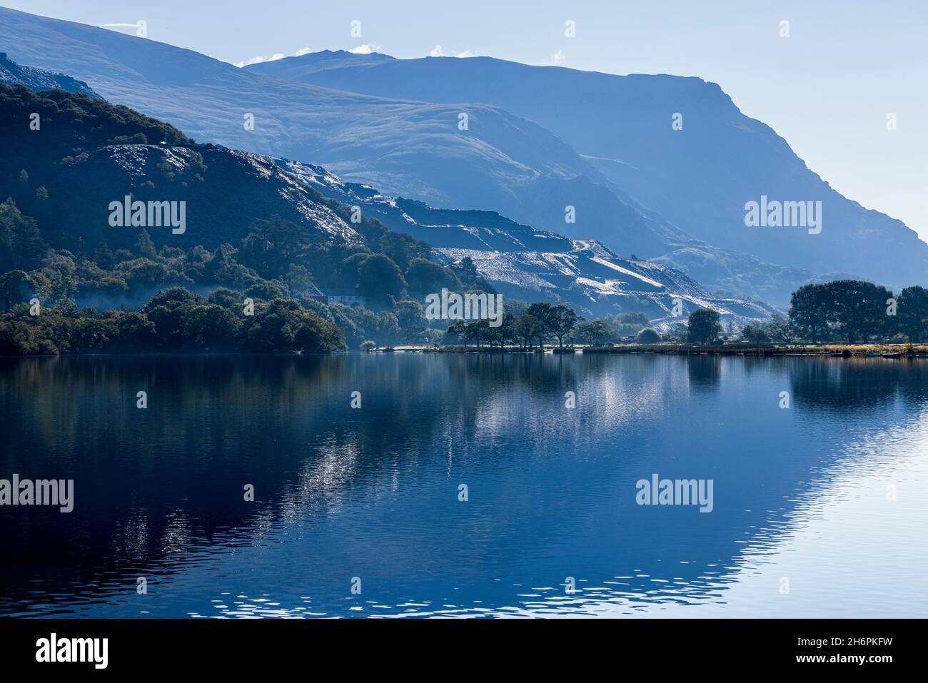 Guardando lungo il lago di Llyn Padarn verso la cava di ardesia viana alla luce del mattino presto, il lago di Llyn Padarn, Llanberis, Galles, Regno Unito, Foto Stock