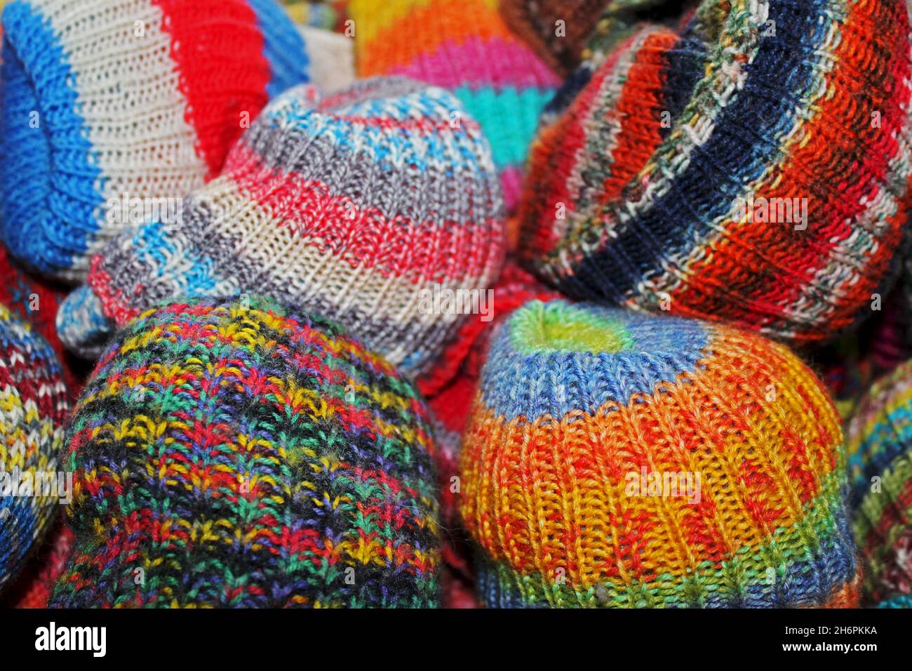 Bunte, selbst gestrickte Wollsocken in verschiedenen Mustern und Farben. Foto Stock