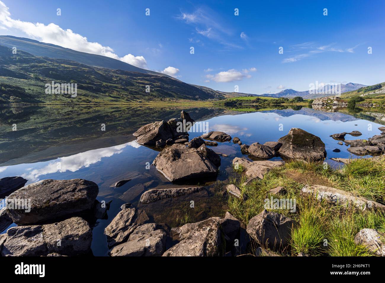 Lago di Llynau Mymbyr verso Snowdon con riflessi delle montagne in acqua, Snowdonia, Galles, Regno Unito, Foto Stock