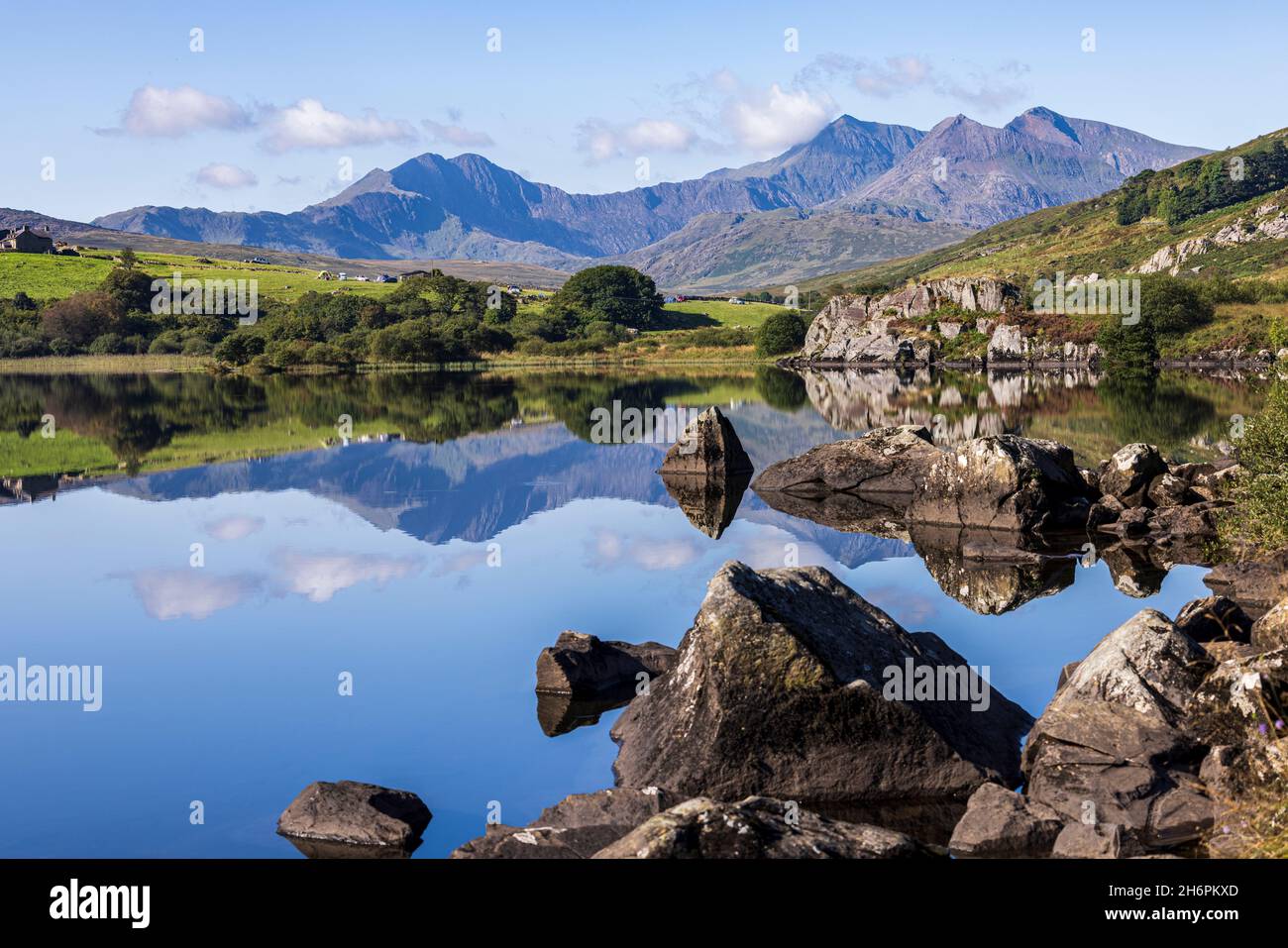 Lago di Llynau Mymbyr verso Snowdon con riflessi delle montagne in acqua, Snowdonia, Galles, Regno Unito, Foto Stock